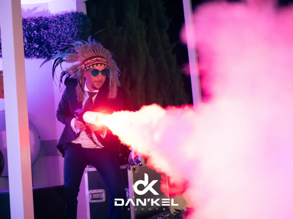 Invitados con humo y luces durante el clímax de la fiesta