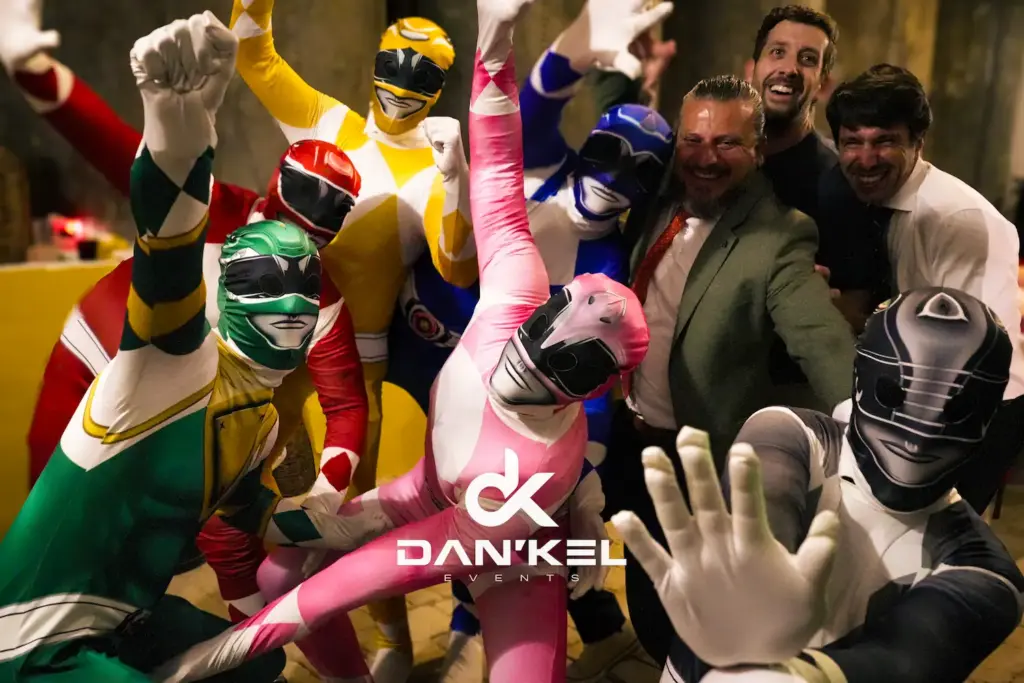 Grupo de invitados con máscaras de power rangers en una boda