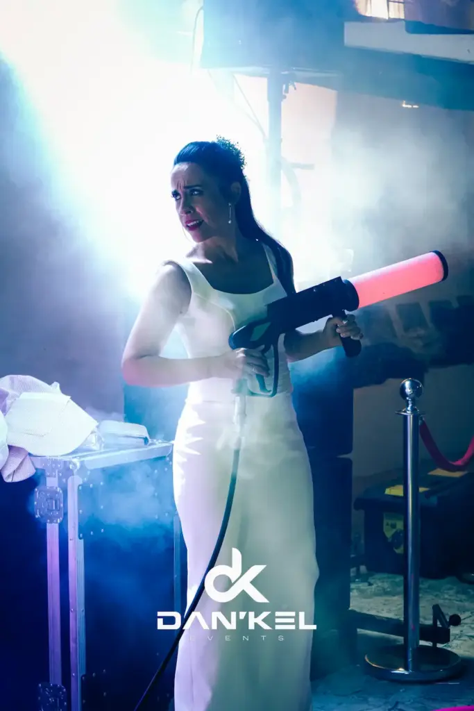 Novia con cañón de CO2 durante la fiesta