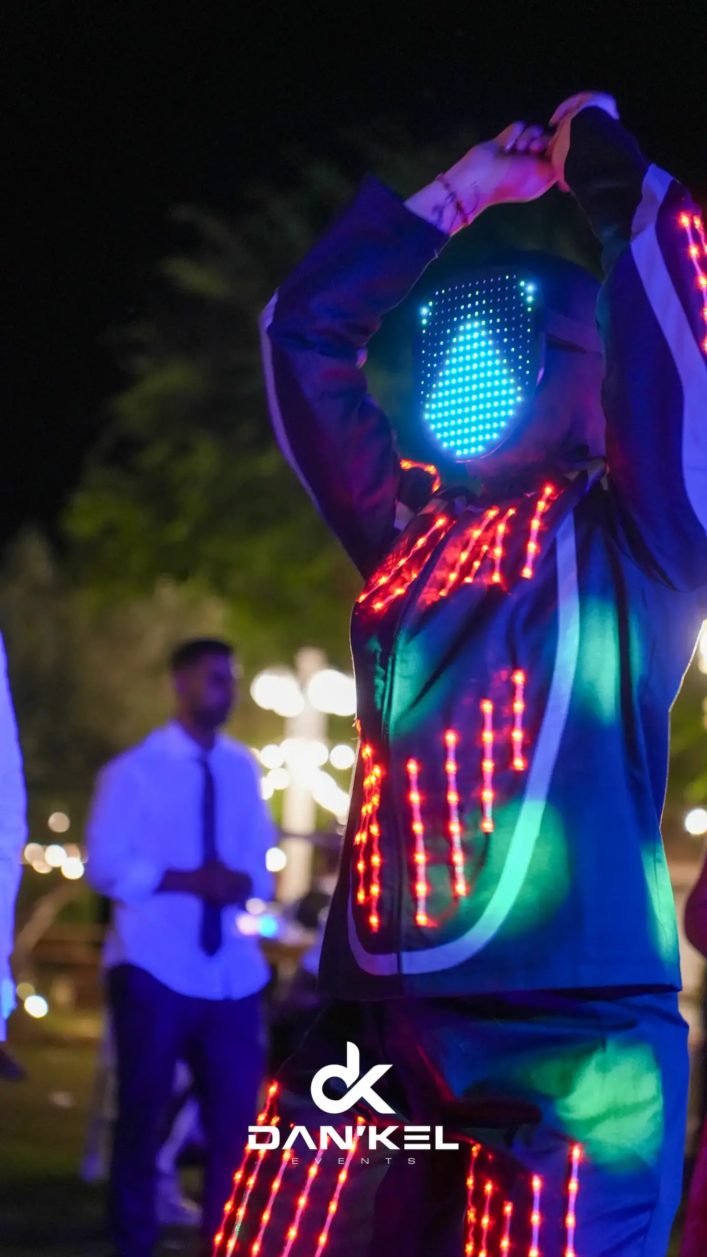 Invitados con accesorios LED en la pista de baile